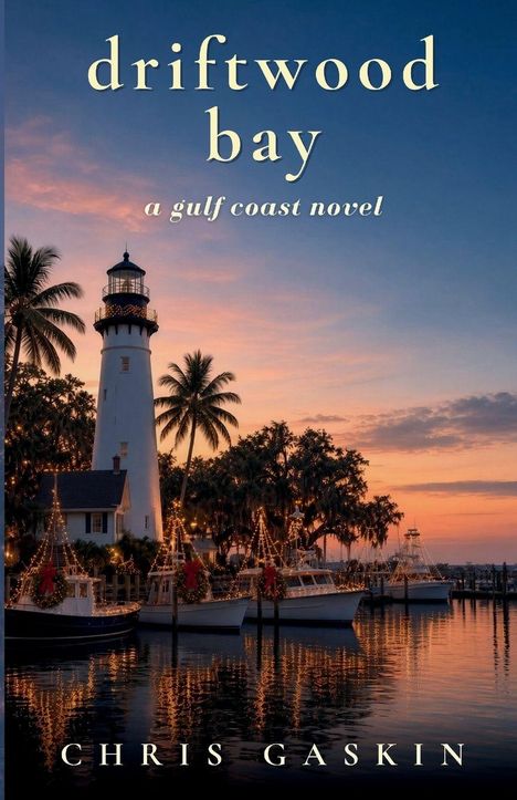 „driftwood bay“, „a gulf coast novel“, „CHRIS GASKIN“. Ein Leuchtturm und Boote in festlichem Licht bei Sonnenuntergang.