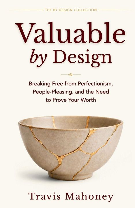 "Valuable by Design" von Travis Mahoney. Eine Schüssel mit goldenen Reparaturen, symbolisch für Stärke und Wert.