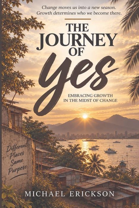 „The Journey of Yes“ von Michael Erickson. Ein Sonnenuntergang über einer Küste mit Palmen und Booten.
