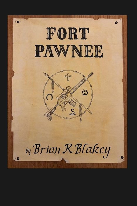 "FORT PAWNEE" und "by Brian R Blakey" stehen auf altem Papier. Illustration mit Gewehr, Pfeilen, Kreuz, Hufeisen, Tatze.