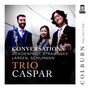 CONVERSATIONS, SCHOENFELD, STRAVINSKY, LARSEN, SCHUMANN. TRIO CASPAR. Drei Personen mit Instrumenten lächeln.