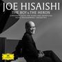 Texte: Joe Hisaishi, The Boy & The Heron, Symphonic Suite for Piano and Orchestra, Royal Philharmonic Orchestra. Ein sitzender Mann lächelt in schwarz-weiß.