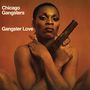 Text: "Chicago Gangsters, Gangster Love". Eine Frau hält eine Pistole und trägt auffälligen Schmuck, vor braunem Hintergrund.