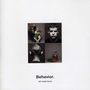 Texte "Behavior." und "PET SHOP BOYS". Vier Fotos: zwei Personen mit Blumen, ein ernst blickendes Gesicht, Hinterkopf, Stuhl.