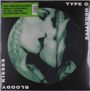 Der Text lautet: "THE TIMELESS CLASSIC FINALLY AVAILABLE ON 2LP, LIMITED PICTURE DISC VINYL", "TYPE O NEGATIVE", "BLOODY KISSES". Es zeigt zwei Personen, die sich küssen.