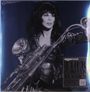 Texte: "amazon music", "CHER FOREVER CLASSICS". Eine Frau in Lederkleidung mit Motorrad-Lenker vor dunklem Hintergrund.