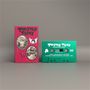 "Twisted Teens", "The 80’s Latchkey Tapes", "SIDE A". Ein grünes Kassettendesign neben einer roten Hülle mit Retro-Bildern.