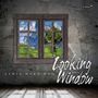 "Looking for a Window", "Lanta Horn Duo". Rustikale Holzfenster, Landschaft mit Baum und blauem Himmel im Hintergrund.