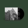 "Losskiss" steht auf der Vinyl-Schallplatte. Im Bild: Ein altes Steinhaus und eine Person im Vordergrund.