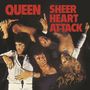 „QUEEN SHEER HEART ATTACK“ in roten Buchstaben. Vier Personen liegen übereinander, tragen teils offene Hemden.