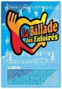 "La Ballade des Enfoirés" ist groß mit bunten Händen als Herz dargestellt, auf blauem Hintergrund mit Noten und Figuren.
