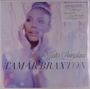„Winter Loversland“, „TAMAR BRAXTON“. Frau mit strahlendem Gesichtsausdruck vor einem winterlichen Hintergrund.