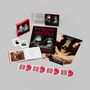"POWER TO THE PEOPLE" und "ONE TO ONE". Verschiedene CD-Hüllen, Fotos und Poster von John & Yoko, ausgelegt.