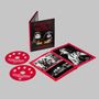 "POWER TO THE PEOPLE" steht auf einem CD-Cover. Zwei CDs sind daneben. Ein aufgeschlagenes Buch zeigt Schwarz-Weiß-Fotos.