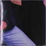 Dunkle Kleidung, ein Arm mit Ring und eine blaue Jeans sind zu sehen. Keine weiteren Texte oder erkennbaren Details.