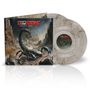 "SCORPIONS COMING HOME LIVE" steht in Rot. Illustration: Ein riesiger Skorpion in einer felsigen Landschaft. Vinyl-Schallplatte.