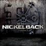 "The Best of Nickelback Volume 1" vor einem metallischen Tresor mit großen Verriegelungen.