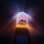 Ein absolut futuristisches Tor mit heller Landschaft dahinter, oben halbrund von Lichtstrahlen umgeben, darunter dunkle Treppen.