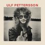 Der Text „ULF PETTERSSON“ steht oben. Eine Person mit Sonnenbrille und lockigem Haar hält den Mittelfinger hoch.