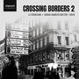 „CROSSING BORDERS 2“: Mit Wegweisern zu Städten und einer alten Gebäudeumgebung. Text „La Serenissima • Adrian Chandler“.
