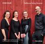 „FOR FOUR Bellevue String Quartet. Fantasias, fugues and four-part consort from the Renaissance to the present day.“ Vier Personen in Schwarz vor roter Holzwand.