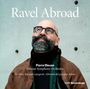 "Ravel Abroad", "Pierre Bleuse", "Odense Symphony Orchestra" und Werktitel sind in weißer Schrift auf grau. Ein Mann mit Bart und Brille blickt nach oben.