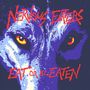 Die Texte "NERVOUS EATERS" und "EAT OR BE EATEN" in roter Schrift über einem Wolfsgesicht mit intensiven, gelben Augen.