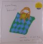 Oben steht "courtney barnett". Unten "sometimes i sit and think, and sometimes i just sit". Gemalte Szene mit Stuhl auf Teppich.