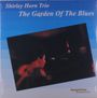 "Shirley Horn Trio: The Garden Of The Blues" steht auf blauem Hintergrund; Bild einer Frau am Mikro.