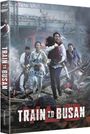 "Train to Busan" steht groß in der Mitte. Menschen laufen panisch in einer chaotischen Umgebung.
