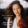 "Reverse Directions" mit Bohuslav Martinů, Francisco Tárrega und anderen. Dana Zemtsov als Musikerin mit einem Instrument.