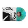 Ein türkis-blau gemusterter Vinyl mit einer Hand mit Tattoos im Zentrum. Links eine unscharfe, abstrakte Schwarz-Weiß-Grafik.