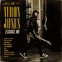 AYRON JONES. Excuse Me. Titel: Strike of a Match, Glad You Came. Ein Mann mit Gitarre in einer Gasse.
