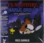 „IT'S A MYSTERY, CHARLIE BROWN“ steht groß oben. Snoopy und Woodstock laufen nachts mit einer Lupe und Detektivhut.