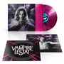"The Vampire Lestat" als großer Schriftzug. Eine Schallplatte in Violett-Pink mit einer mystischen Porträtaufnahme.