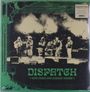 "DISPATCH - LIVE FROM THE BOSTON WOODS" steht unter einem schwarz-weißen Foto einer Band auf der Bühne. Grüne Rahmen.