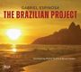 "GABRIEL ESPINOSA THE BRAZILIAN PROJECT", ein Sonnenuntergang am Meer mit Menschen im Wasser, Berge im Hintergrund.