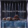 „No Sleep In Paradise“ und „Naomi Sharon“. Eine Frau liegt in einem Wasserbecken unter herabfallendem Wasser.