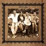 Text: "PERLAS" und "JOSEPHINE FOSTER & THE VICTOR HERRERO BAND". Sepia-Foto von vier sitzenden Menschen, locker posierend.