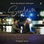 "Music by Samuel Andreyev. Soudain. Original Score." Zwei Personen am Flussufer bei Nacht, Lichter spiegeln sich im Wasser.
