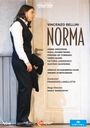 Eine Frau in schwarzer Weste steht, der Blick gesenkt, neben einem Türrahmen; daneben Operndetails zu "Norma".