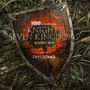 Text auf einem Schild: "HBO Original A Knight of the Seven Kingdoms Season One, Music by Dan Romer." Schild auf Gras.