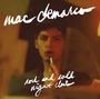 „Mac DeMarco Rock and Roll Night Club“. Eine Person mit Hut hält einen Lippenstift vor dem Spiegel.