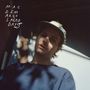Texte: "MAC DEMARCO SALAD DAYS". Ein junger Mann mit Käppi steht im Schatten, trägt einen blauen Pullover.