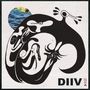 Text "DIIV". Schwarz-weiße, abstrakte Illustration mit organischen Formen und einem kleinen Foto des Meeres.