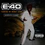 „E-40“, „Turning My Money Over“, „Quadruple Album“, „Parental Advisory“. Person in weißem Anzug vor bunter Wand.
