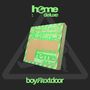 "home deluxe" und "boy next door" stehen auf einem grauen Hintergrund. Ein grünes Quadrat mit "?".