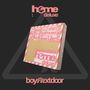 Text: „home deluxe“, „boy next door“. Ein rosafarbenes Quadrat mit Fragezeichen auf grauem Hintergrund.