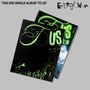 Text: "TWS 2ND SINGLE ALBUM 'TO US'" und "EVERGLOW er". Zwei überlappende Cover mit grünem, verschnörkeltem Schriftzug.