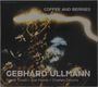 „Coffee and Berries“, „GEBHARD ULLMANN“, Namen der Musiker vor abstrakten, leuchtenden Formen auf dunklem Hintergrund.